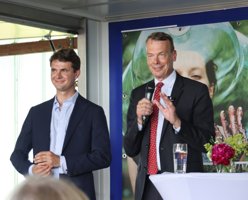 Inhaber Lutze von Wurmb und Sohn Lorenz bei der Ansprache zum 150-jährigen Firmenjubiläum.