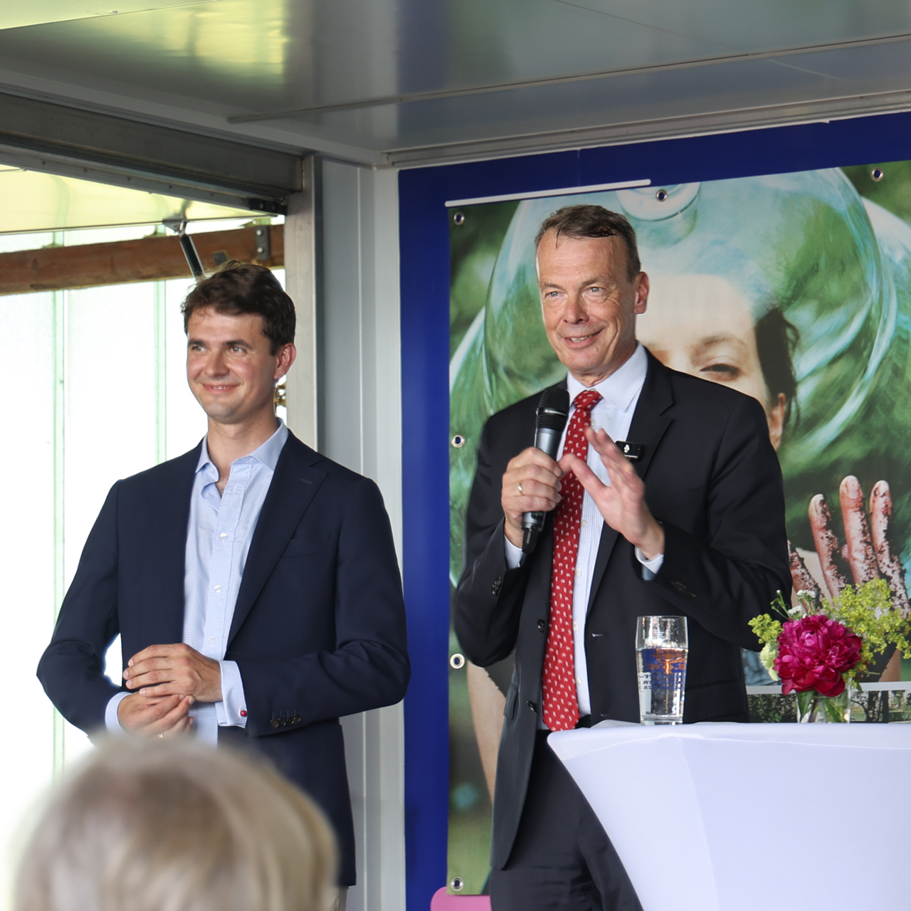 Inhaber Lutze von Wurmb und Sohn Lorenz bei der Ansprache zum 150-jährigen Firmenjubiläum.